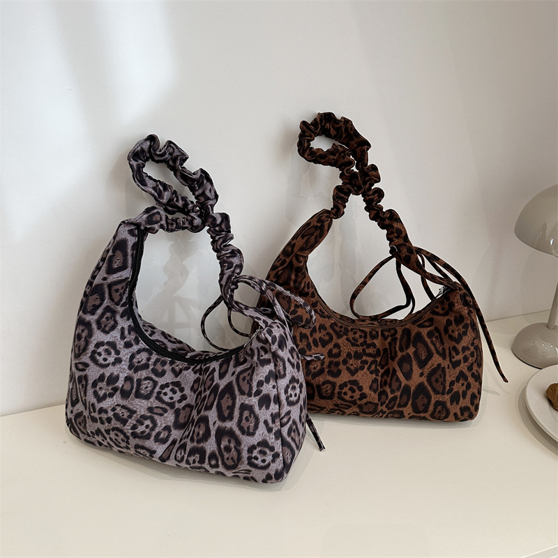 This is a new large-capacity crossbody tote bag for women in the autumn of 2024, featuring a leopard print fashion commuting single-shoulder bag Application Scenario