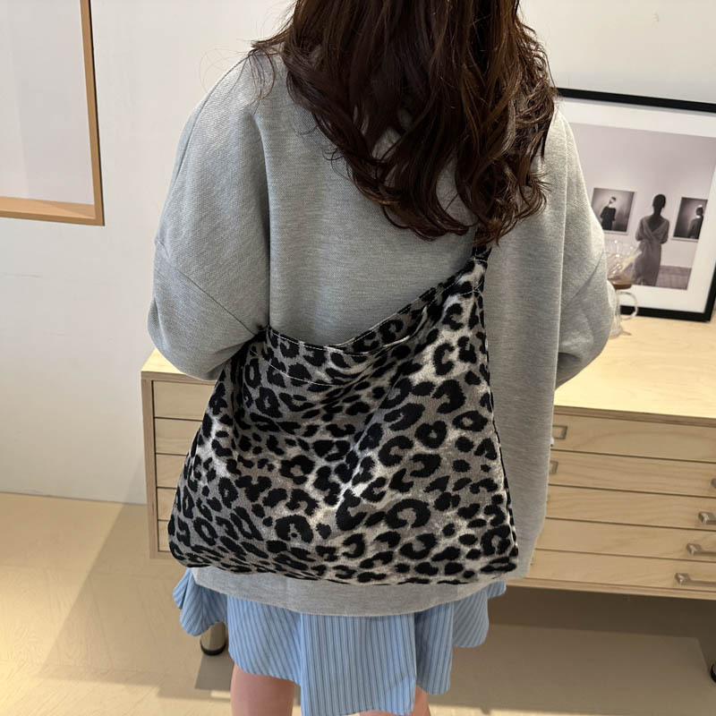 Korean style simple and large-capacity 2024 autumn new leopard print work commuting handbag, fashionable crossbody underarm single-shoulder bag Specification drawing