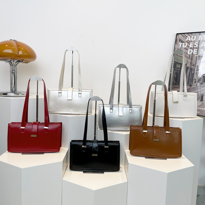 The new retro commuter single-shoulder bag for the autumn of 2024 features a niche design that is fashionable, simple and individual, with a small square underarm bag Application Scenario