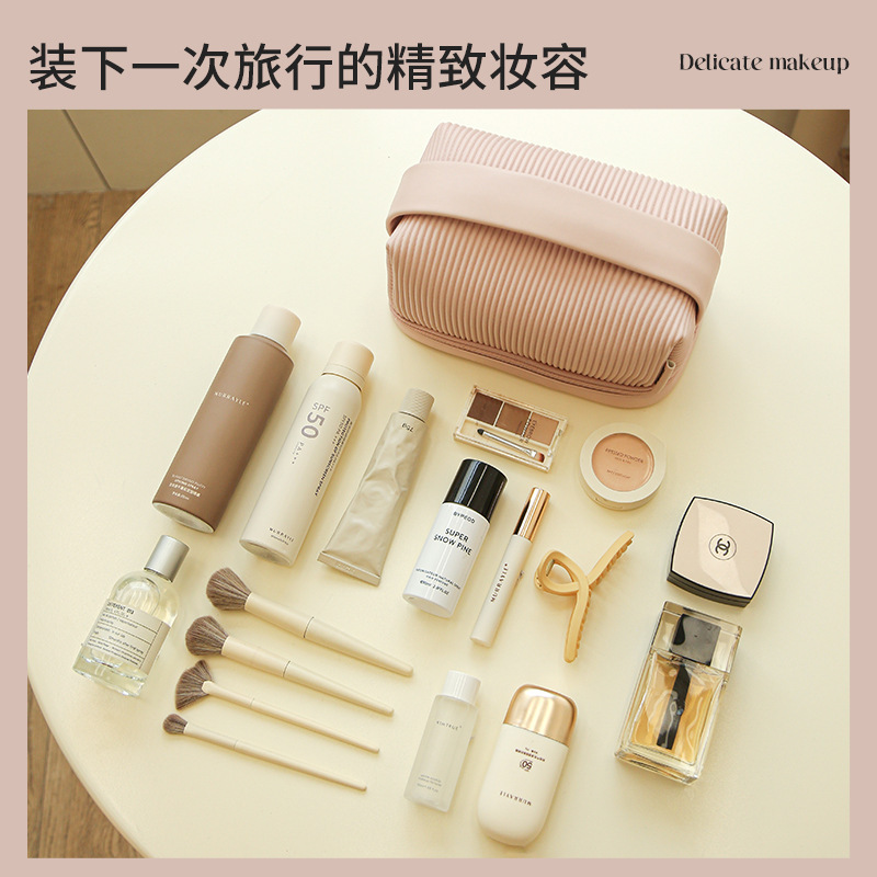 Makeup storage bag, cream toast makeup bag, large-capacity portable lipstick storage bag for women, travel toiletries bag Application Scenario