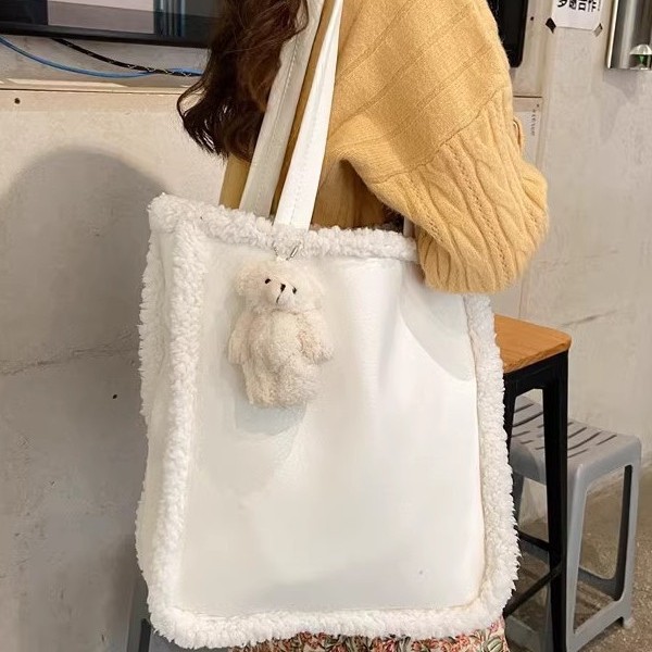 01233 Retro solid color lambskin bag, women's patchwork design sense, underarm commuting bag for work, single-shoulder crossbody bag Application Scenario