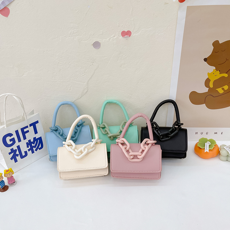 A 2022 new fashion chain mini handbag for women, a French ins single-shoulder crossbody bag, and a personalized small bag full figure