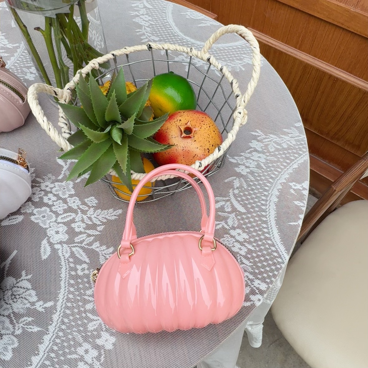 The 2025 autumn new women's handbag, hand-held crossbody bag, PVC bag, small pumpkin-shaped bag, creative bag, fashionable and fresh Application Scenario