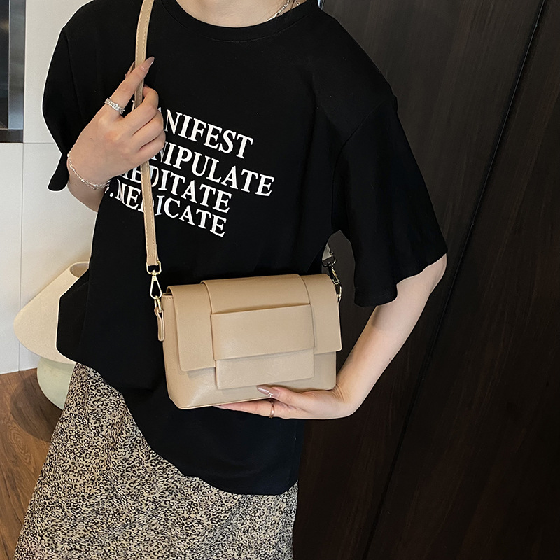 The 2025 new trendy, fashionable, high-end, light luxury, retro small square bag is stylish, versatile and simple single-shoulder crossbody bag for women Application Scenario