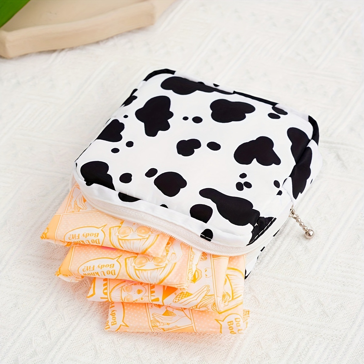 Sanitary napkin storage bag for girls, portable cosmetics lipstick bag, ins sanitary napkins and sanitary napkins storage small bag Item Picture