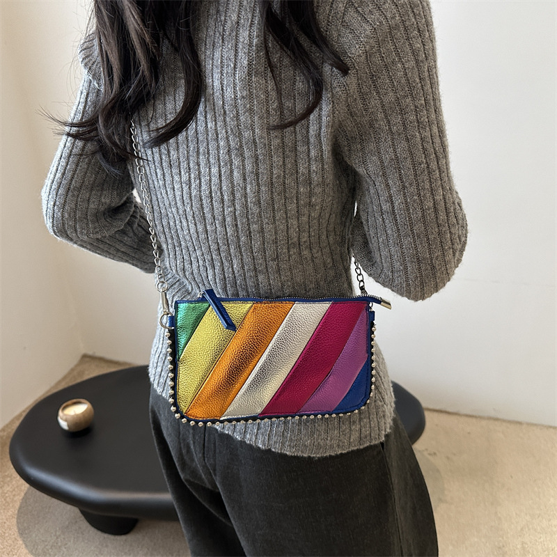 The 2024 autumn new Korean-style fashion patchwork Instagram stylish chain single-shoulder crossbody small square bag with diagonal stripes for women Application Scenario