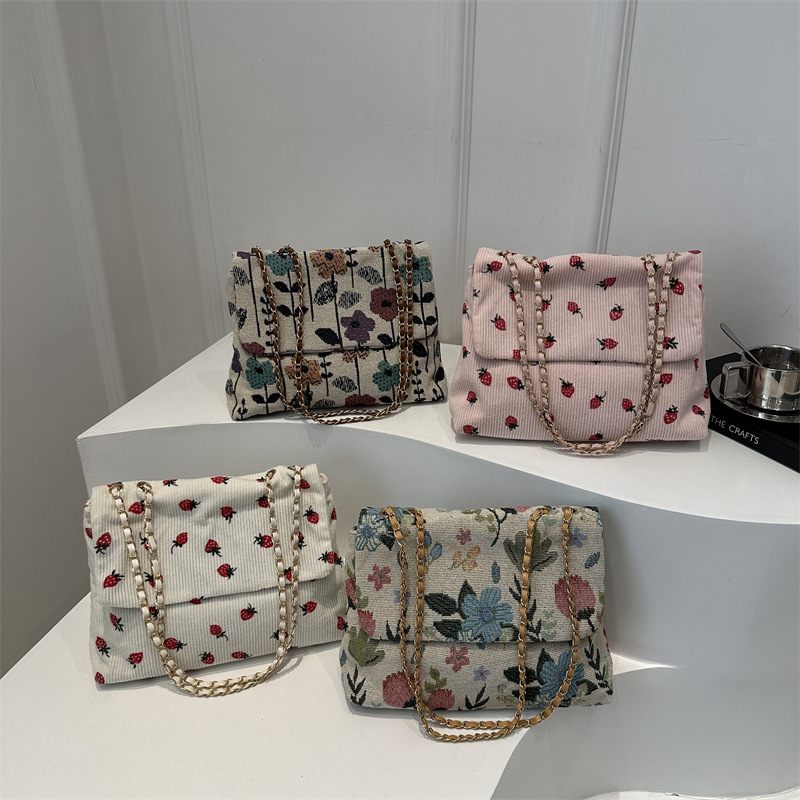 A niche design bag for women's 2024 new autumn and winter fashion strawberry corduroy chain bag, a versatile single-shoulder crossbody bag Application Scenario