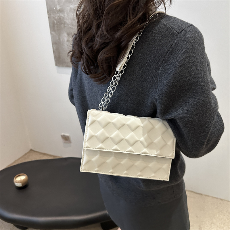 The 2024 autumn new embossed diamond-shaped single-shoulder crossbody bag with a chain design is a niche, fashionable, simple and retro small square bag details Picture