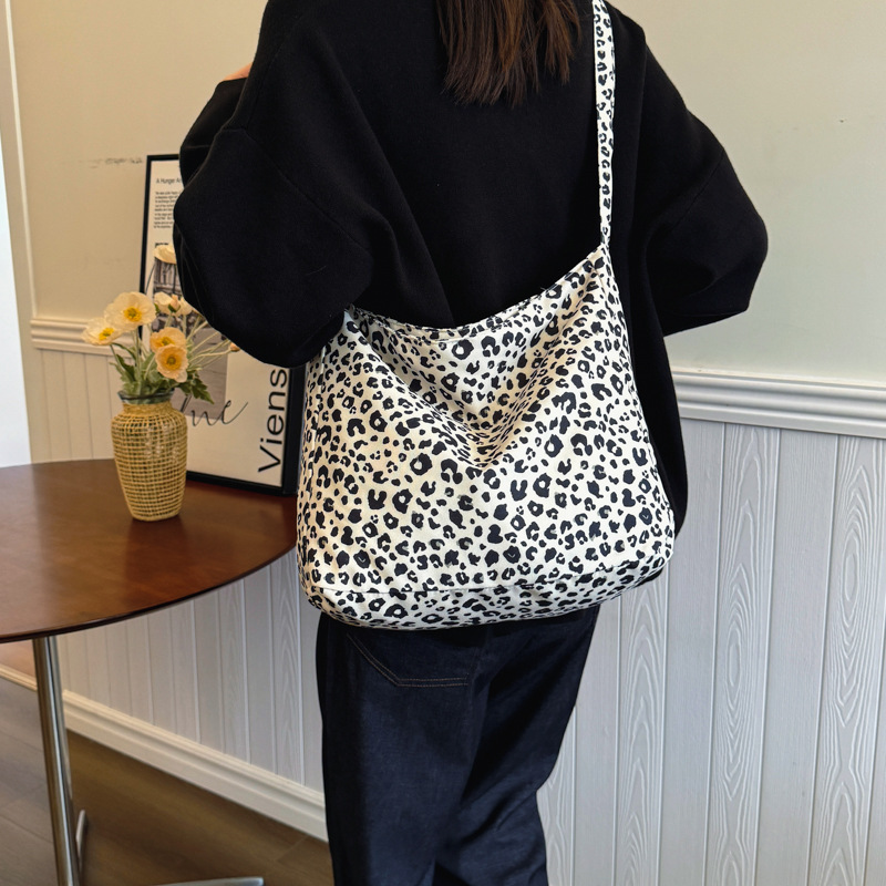 Japanese and Korean ins small leopard print crossbody bag, stylish single-shoulder canvas bag, versatile bucket bag for female students, cross-border trend details Picture