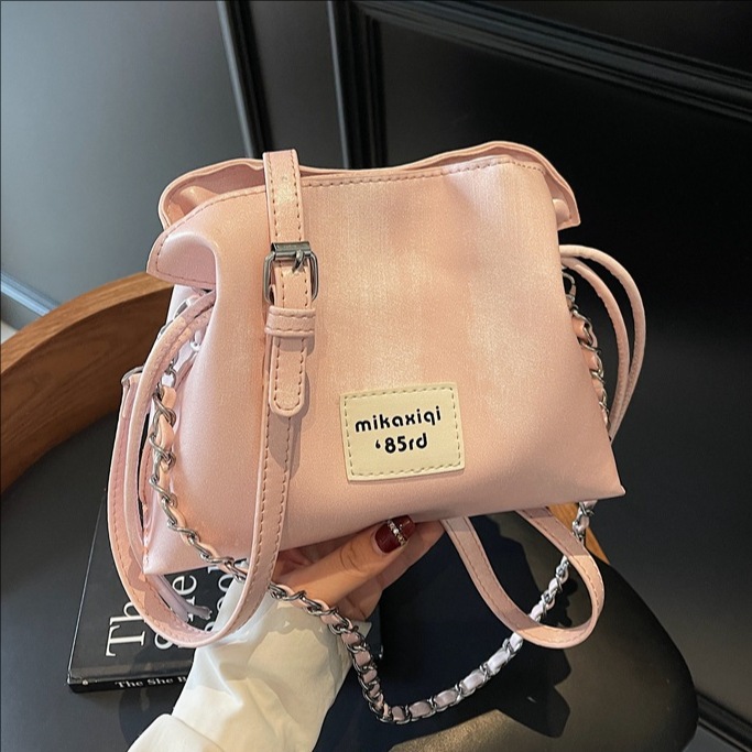 High-end and fashionable chain hand-held bucket bag for women 2025 new style, versatile for commuting and casual use, drawstring single-shoulder crossbody bag full figure