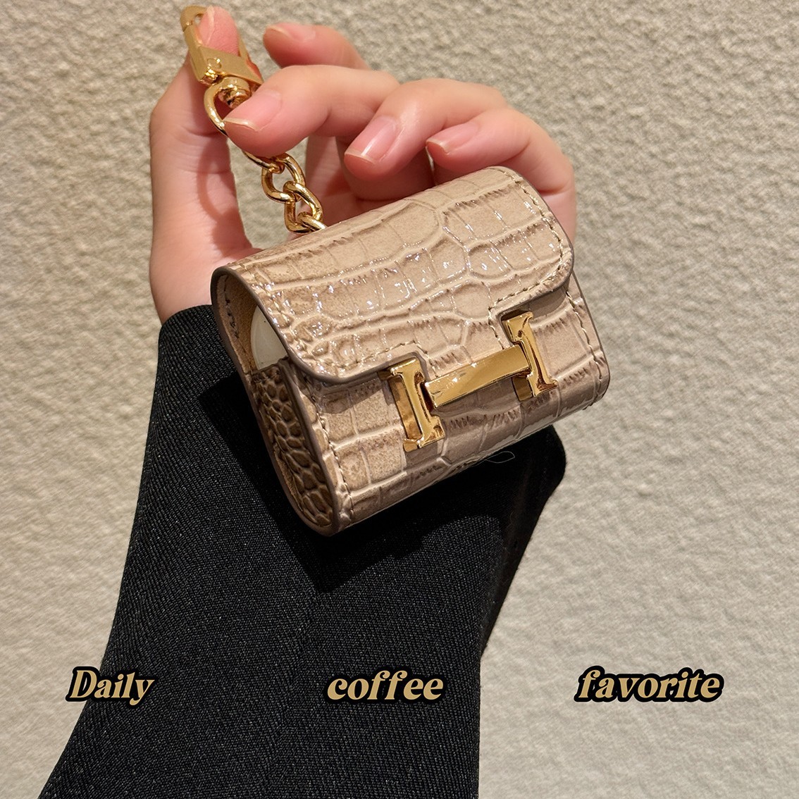 This high-end mini Bluetooth earphone case is suitable for airpodspro2 crocodile pattern bag keychain pendants details Picture