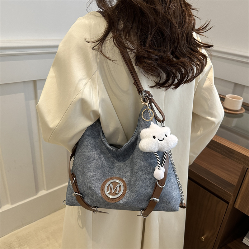 A new large-capacity casual commuting bag for women in the autumn and winter of 2024, featuring a contrasting color backpack and a single-shoulder crossbody tote bag details Picture