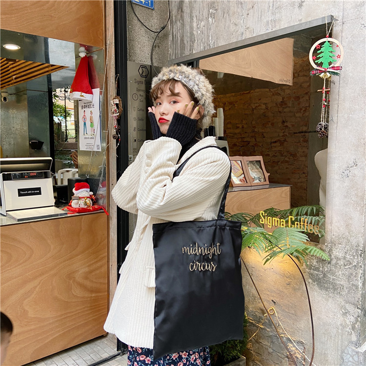WJ7301F satin silk hand-embroidered satin shoulder bag from a Korean designer brand, the same style as Lee Seon-mi details Picture