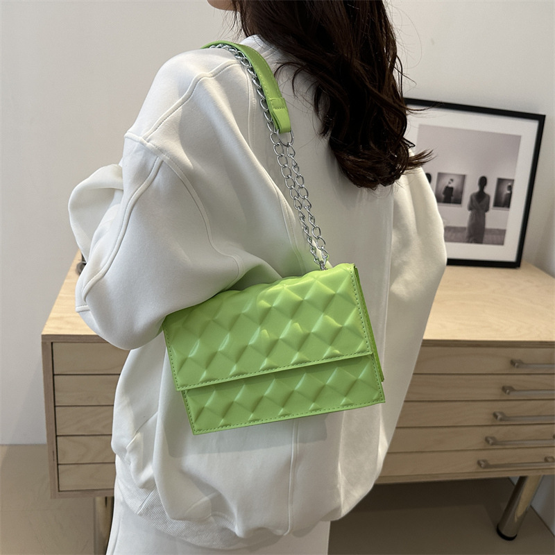 The 2024 autumn new embossed diamond-shaped single-shoulder crossbody bag with a chain design is a niche, fashionable, simple and retro small square bag Application Scenario