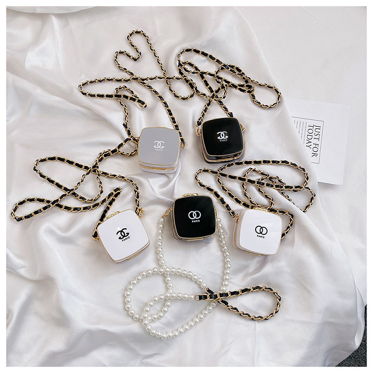 The popular Chanel-style chain bag is a new fashion accessory for women in 2025, featuring a mini mouth, red envelope and pearl crossbody small square bag full figure