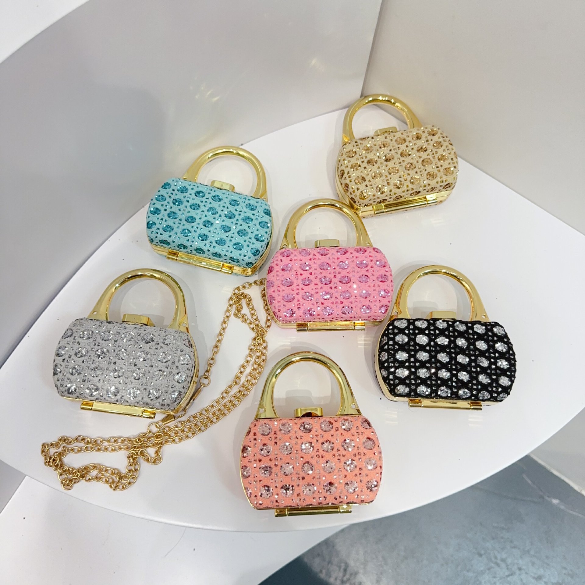 Cross-border bestsellers mini bags, new fashionable full-diamond ladies' single-shoulder bags, popular chain crossbody red envelopes Application Scenario