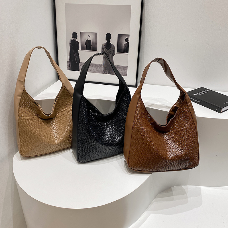 The new large-capacity bucket bag with woven patterns for the autumn and winter of 2024 is a stylish and versatile Korean-style commuting bag for college students Application Scenario