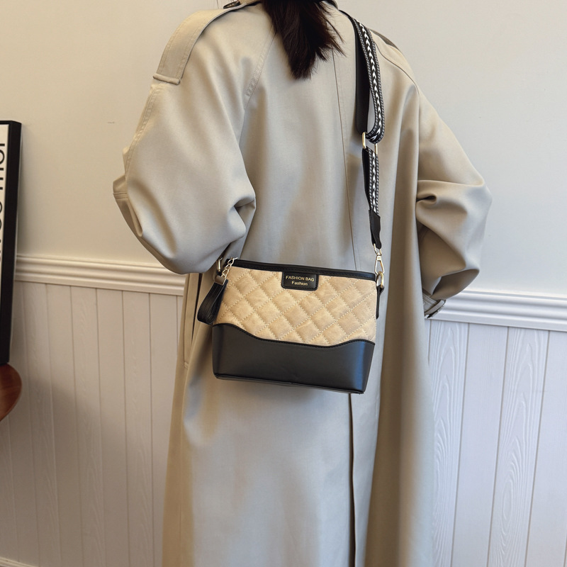 A niche design diamond-patterned bucket bag for women in 2025, featuring a contrasting color wide shoulder strap and a fashionable and trendy single-shoulder crossbody bag Specification drawing