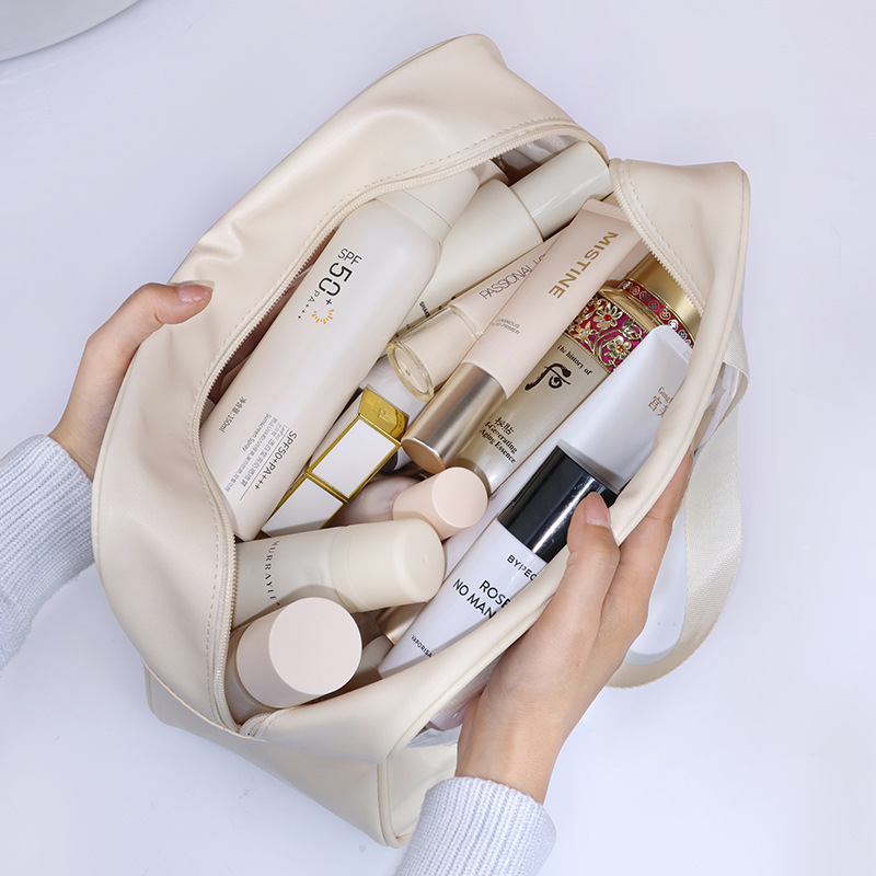Large-capacity cosmetic bag for women, transparent new portable, high appearance level cosmetic storage bag, waterproof travel bag, toiletry bag Application Scenario