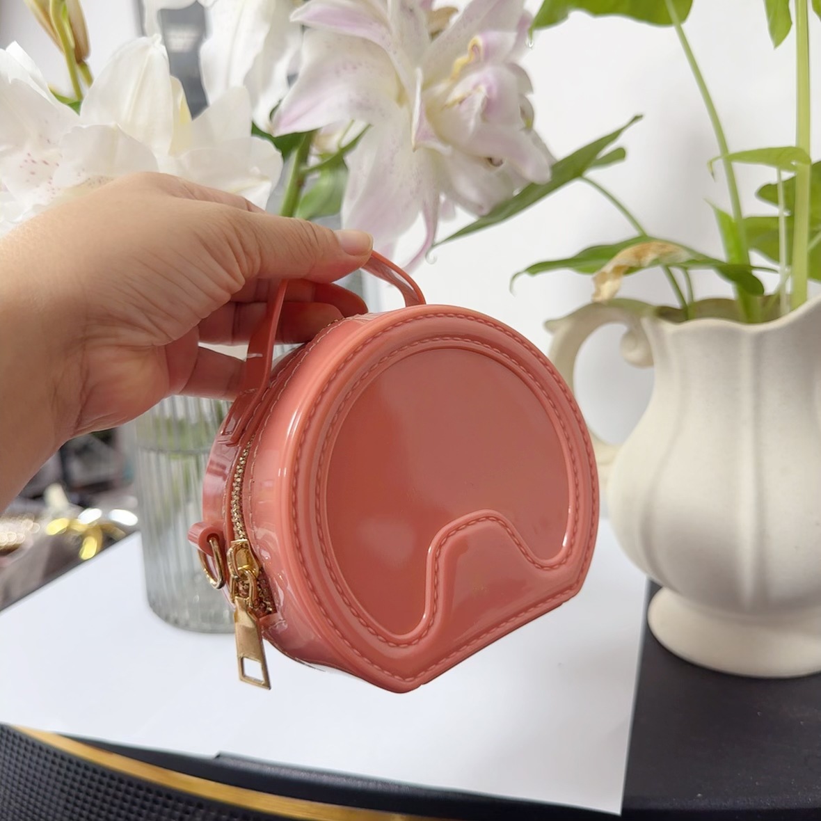 Fashionable and niche design small bag for women, Spring 2025 new crossbody bag, simple and casual hand-held shoulder bag for women Application Scenario