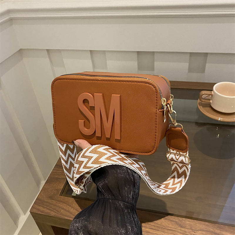 Personalized, fashionable and trendy women's bag, casual and versatile, small letter square bag, wide shoulder strap, popular single-shoulder bag full figure