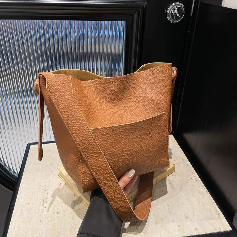 This year's popular women's bags: The new 2024 fashionable autumn wide-band crossbody bag and the simple commuting hand-held bucket bag full figure
