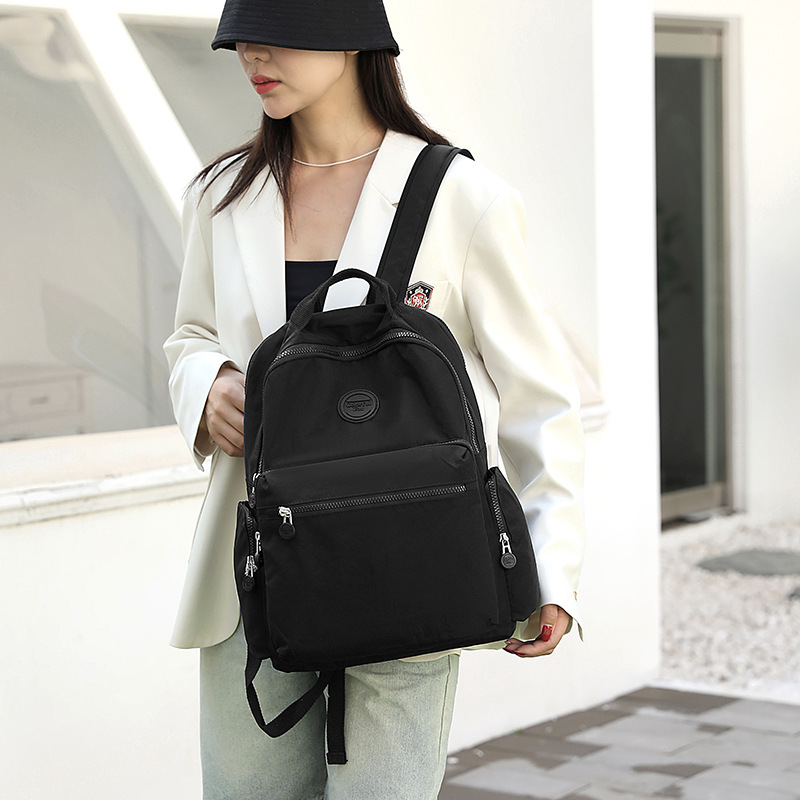 The Colorful Fox2025 new backpack is fashionable and trendy. It has a large capacity and can be equipped with a handle for travel details Picture