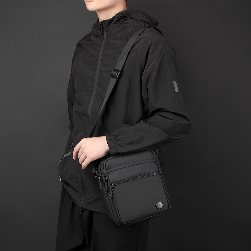 WEPOWER's new men's business commuting single-shoulder bag and crossbody bag, a high-end and simple men's small crossbody bag details Picture