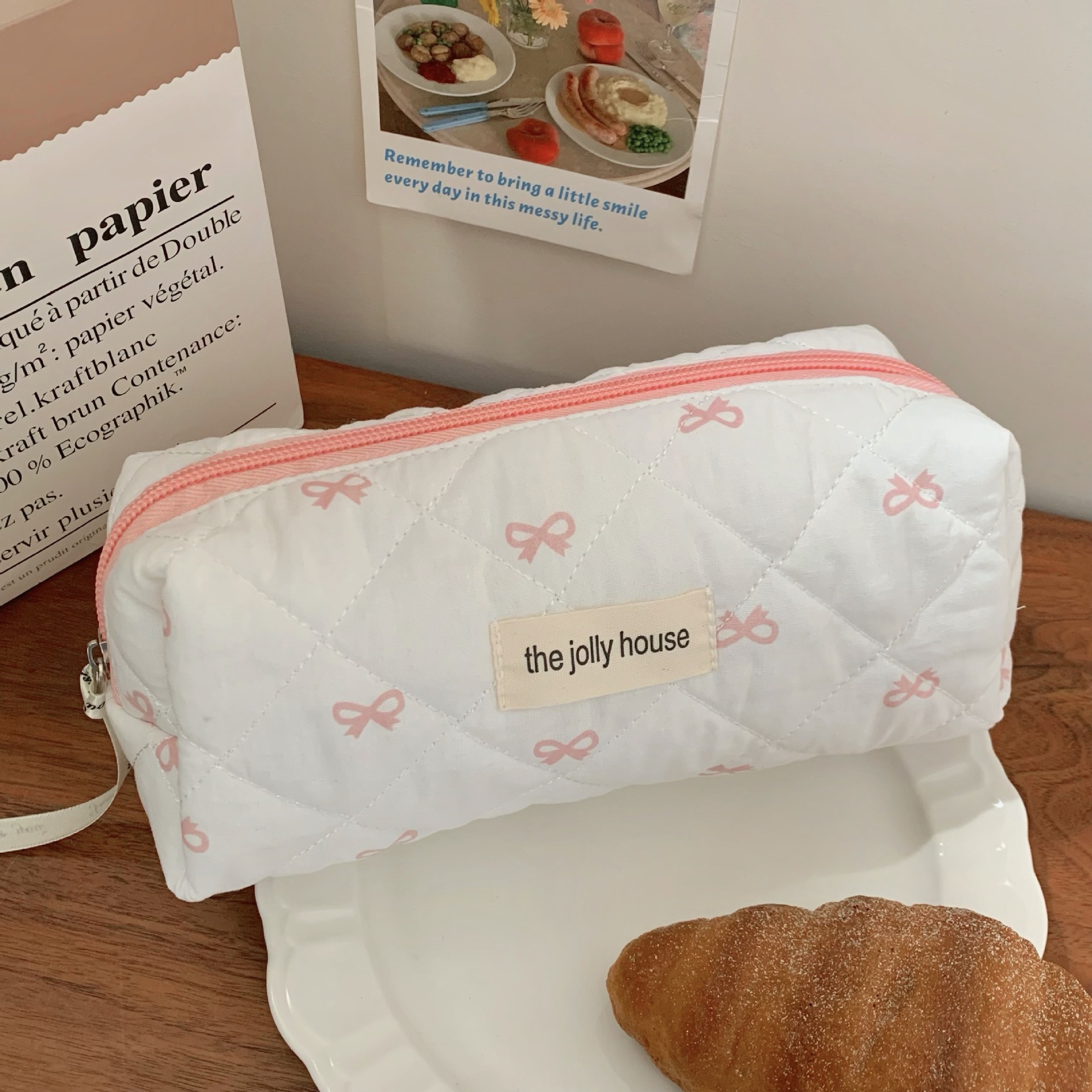 Korean-style girlish makeup bag, high school girls' appearance level bow, portable large-capacity travel cosmetics storage bag Item Picture