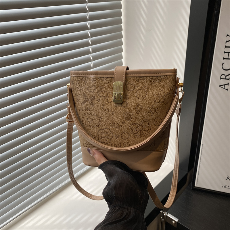 New autumn and winter small bag for 2024: Fashionable cartoon women's bag, hand-held bucket bag, versatile, stylish and high-quality commuter crossbody bag full figure