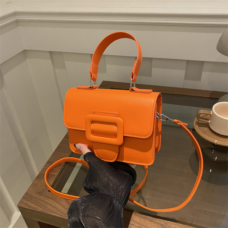 The 2024 autumn new Korean-style single-shoulder handbag is a casual and fashionable crossbody bag for ladies full figure