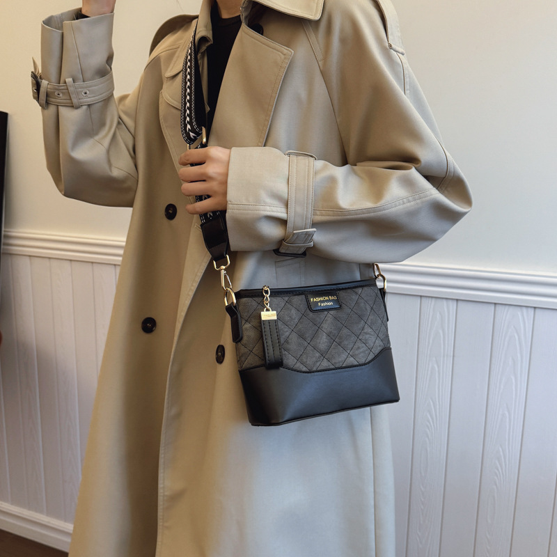 A niche design diamond-patterned bucket bag for women in 2025, featuring a contrasting color wide shoulder strap and a fashionable and trendy single-shoulder crossbody bag Application Scenario
