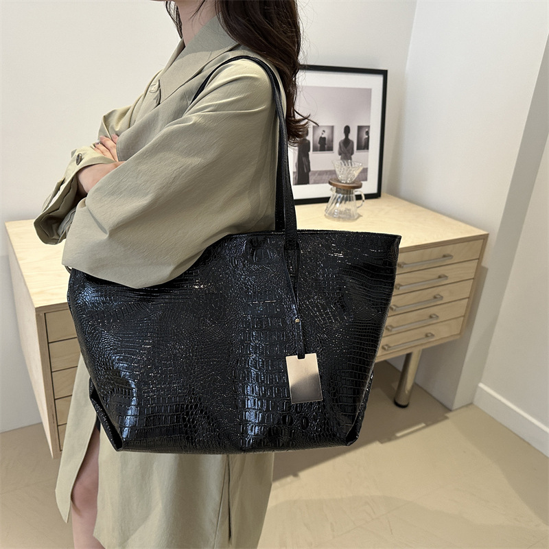 2024 New large-capacity PU casual crocodile pattern fashionable retro European and American commuter tote single-shoulder handbag for women Specification drawing