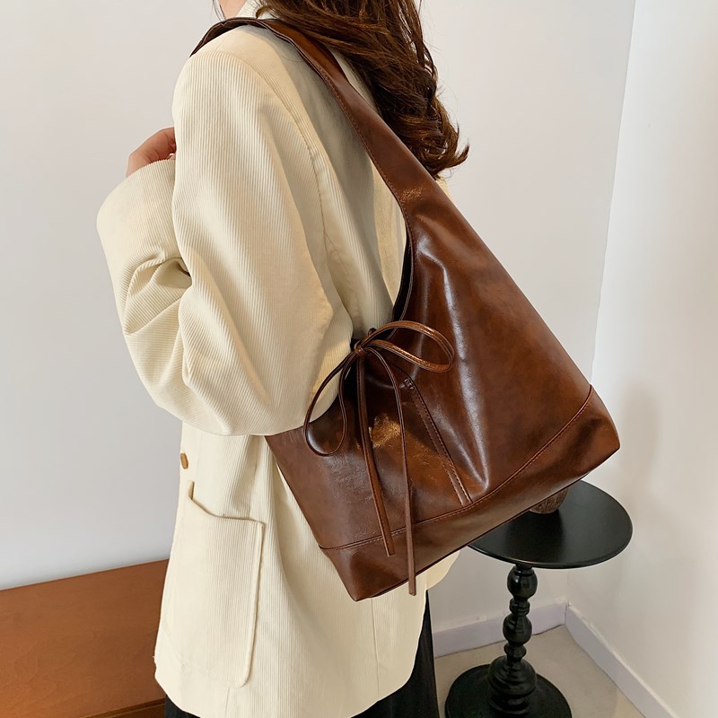 Fashionable pleated tote bag for women, Korean style trendy large-capacity underarm bag 2024, versatile, niche and high-end single-shoulder bag Specification drawing
