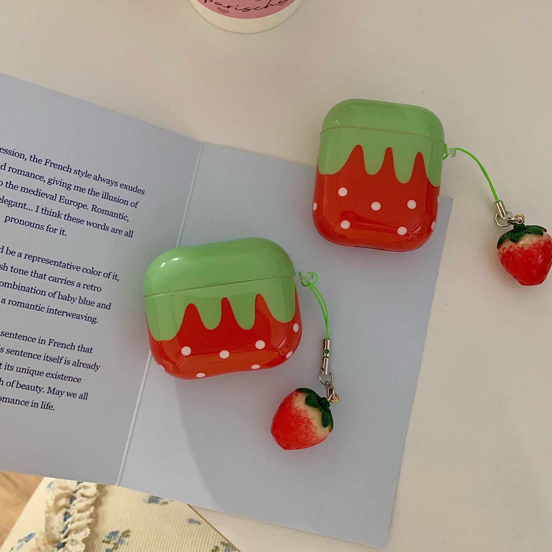 The Instagram minimalist and fresh strawberry pendant is suitable for the new wireless Bluetooth earphone case Pro of Apple AirPods4 Specification drawing