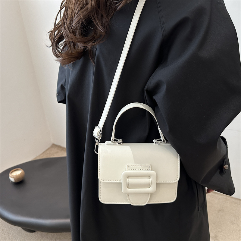 The 2024 autumn new Korean-style single-shoulder handbag is a casual and fashionable crossbody bag for ladies details Picture