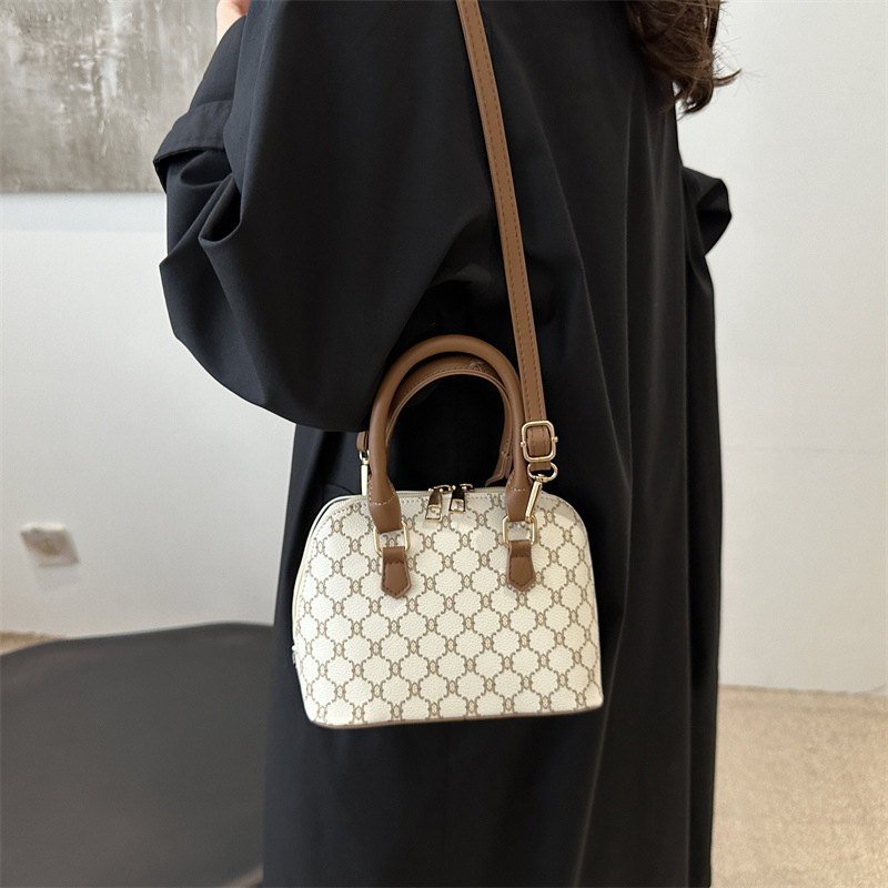 Casual, fashionable, simple and large-capacity women's bag 2024 Cross-border new style, stylish commuting single-shoulder shell hand-held crossbody bag full figure