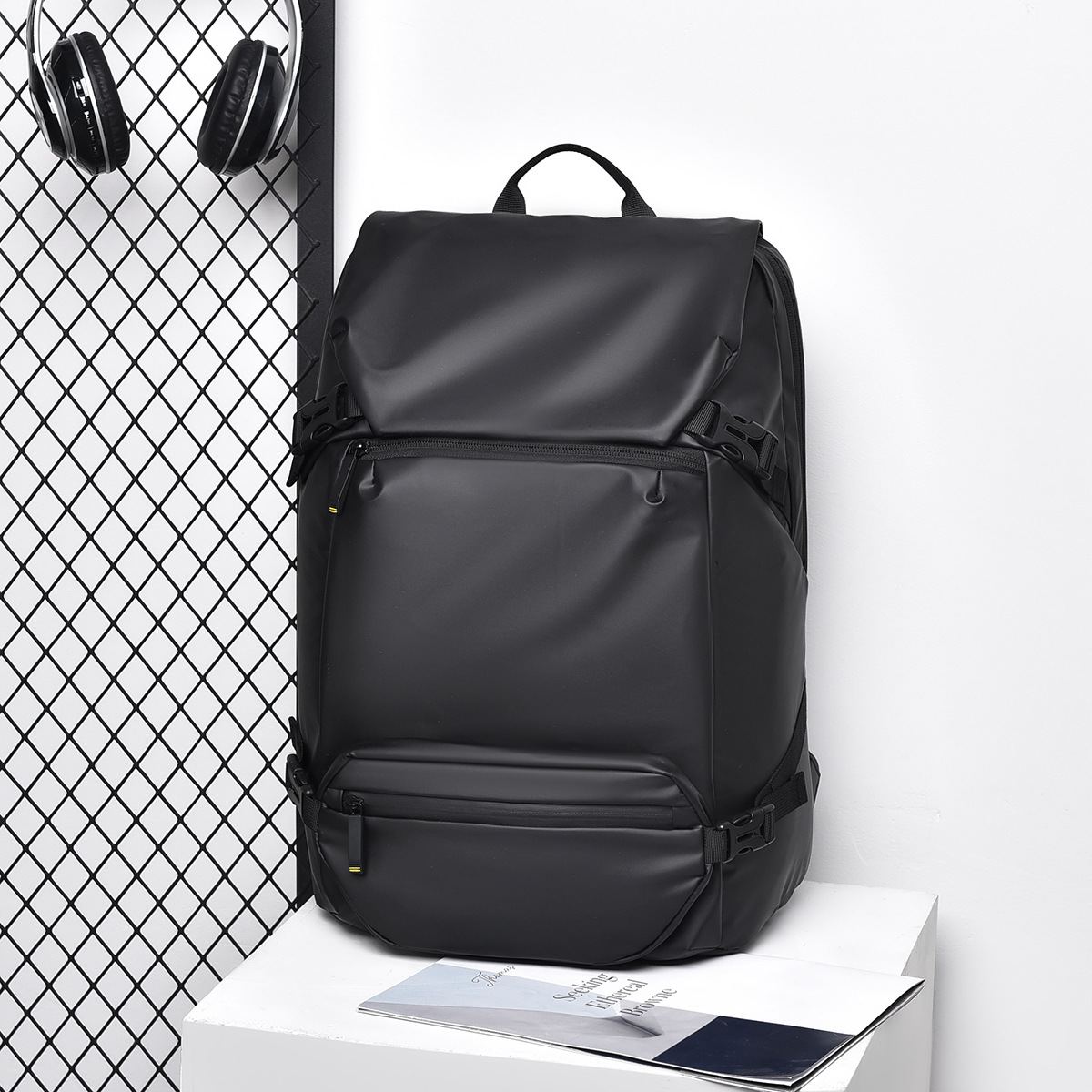 New men's backpacks, large-capacity business commuting computer bags, fashionable business trip backpacks, and student schoolbags full figure