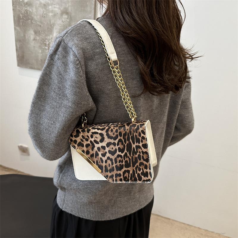 2024 New stylish and versatile single-shoulder crossbody bag with a high-end and niche design, underarm bag, women's leopard print handbag details Picture