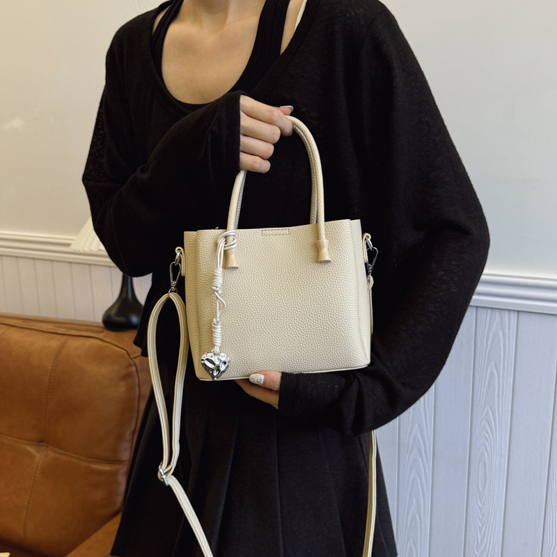 A trendy and high-quality hand-held bucket bag for women 2025, a new versatile solid color casual and stylish single-shoulder crossbody bag details Picture