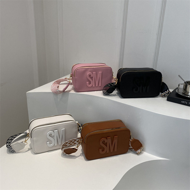 Personalized, fashionable and trendy women's bag, casual and versatile, small letter square bag, wide shoulder strap, popular single-shoulder bag Application Scenario