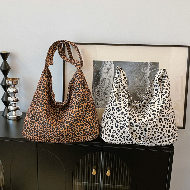 Japanese and Korean ins small leopard print crossbody bag, stylish single-shoulder canvas bag, versatile bucket bag for female students, cross-border trend Application Scenario