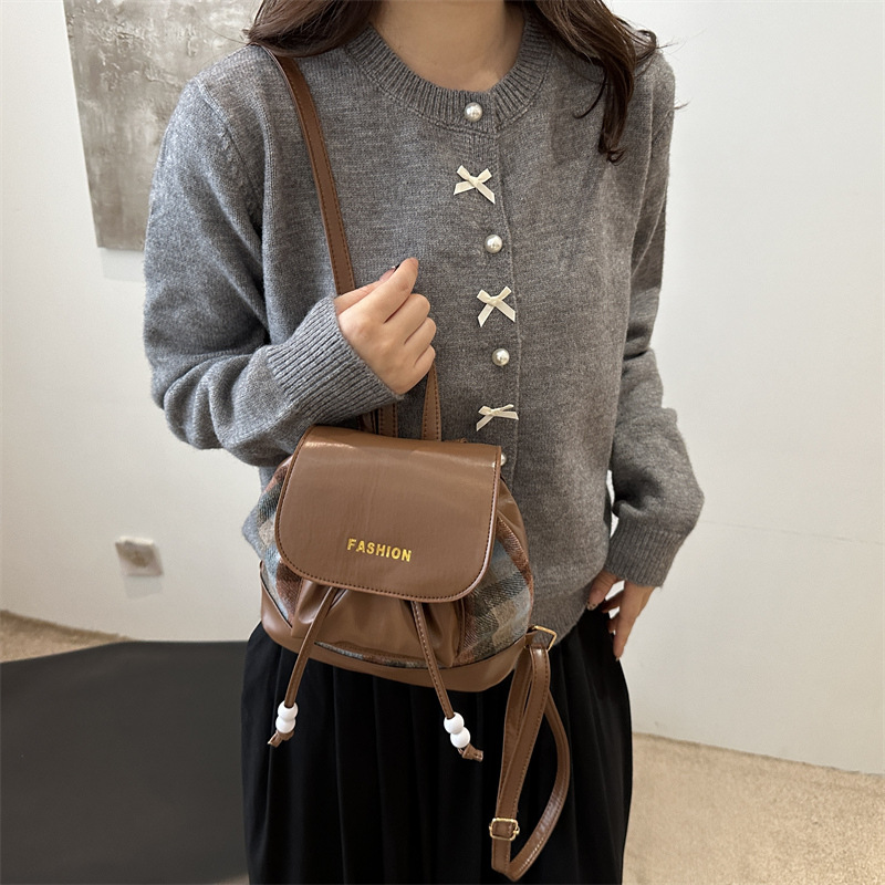 The 2024 new stylish and versatile large-capacity backpack features a simple and casual Korean-style checkered color-blocking spliced Instagram crossbody bag Specification drawing