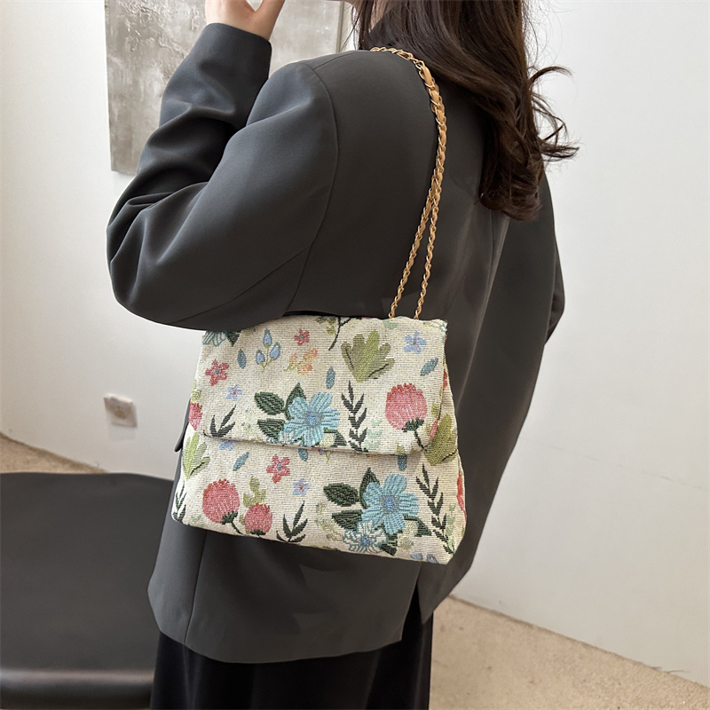 A niche design bag for women's 2024 new autumn and winter fashion strawberry corduroy chain bag, a versatile single-shoulder crossbody bag details Picture