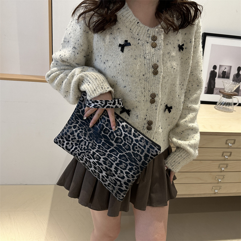 New cross-border stylish European and American hand-held bag, fashionable large capacity, personalized and versatile leopard print envelope bag details Picture