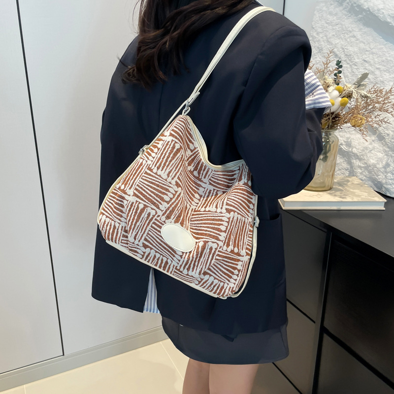 Personalized and simple commuter single-shoulder bag 2024 new style, fashionable and beautiful backpack, niche design underarm tote bag details Picture