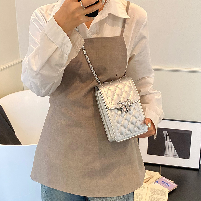 A new 2025 mini phone bag with a unique design and quality, featuring a casual Korean-style, fashionable and versatile diamond-shaped single-shoulder crossbody Application Scenario