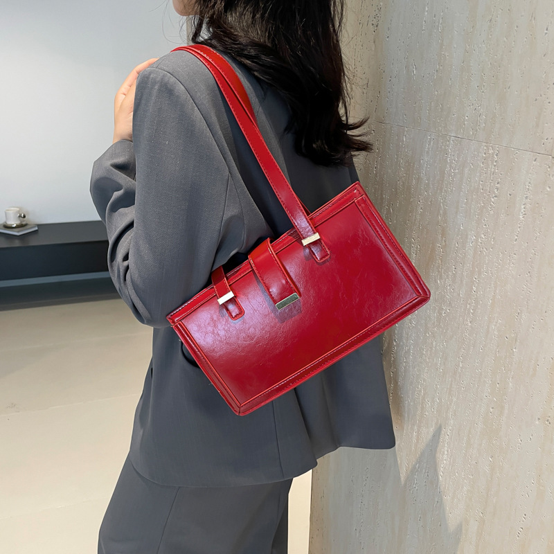 The new retro commuter single-shoulder bag for the autumn of 2024 features a niche design that is fashionable, simple and individual, with a small square underarm bag Specification drawing
