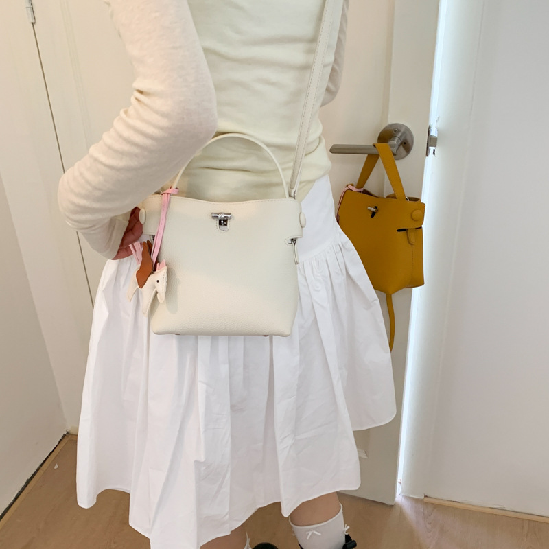 A solid color trendy bestseller handbag for women, a new 2025 fashionable and versatile crossbody bag, exquisite and super popular simple single-shoulder bag Application Scenario