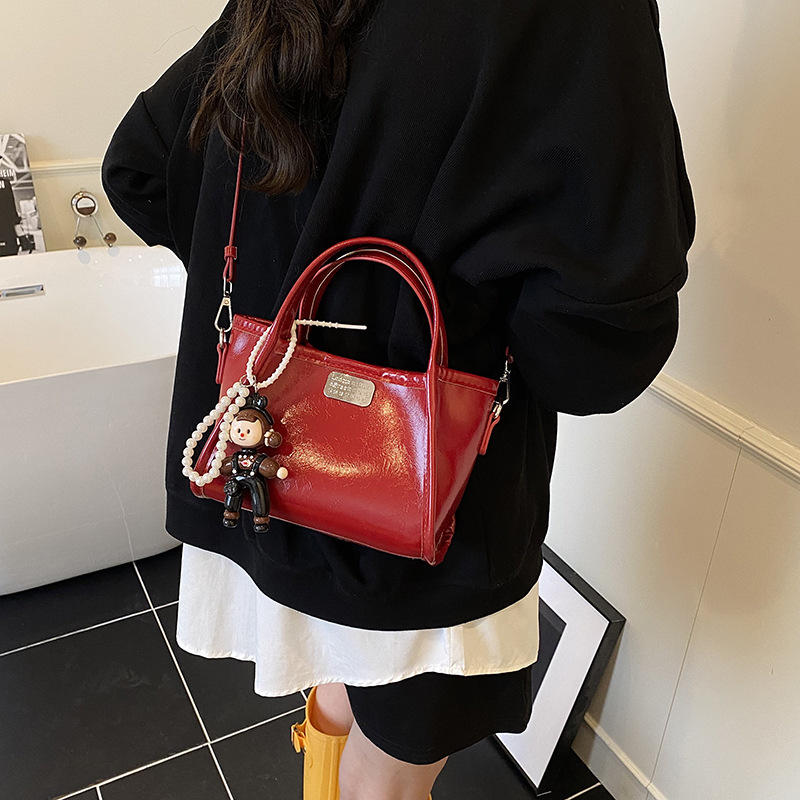 Korean high-end and fashionable hand-held bucket bag for women 2025 new style, fashionable and versatile, niche design, single-shoulder crossbody bag Application Scenario